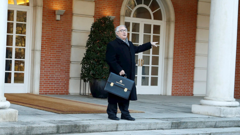 14/01/2020.- El ministro de Universidades, Manuel Castells a su llagada al palacio de la Moncloa para asistir al primer Consejo de Ministros del Gobierno de coalición presidido por Pedro Sánchez, este martes en Madrid. EFE/ Emilio Naranjo