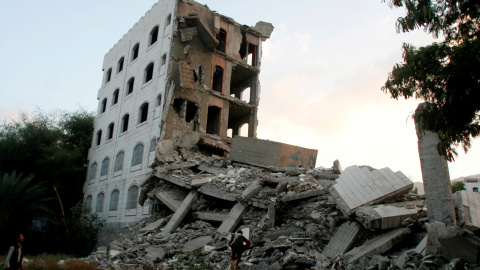 Imagen de un edificio bombardeado en 2016 por la coalición liderada por Arabia saudí en Taiz, Yemen. REUTERS/Anees Mahyoub