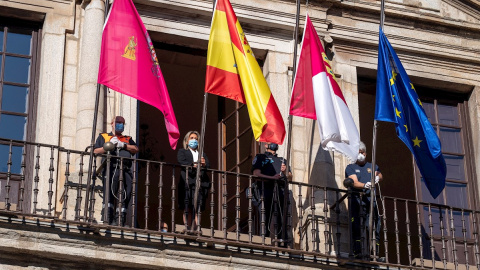 TOLEDO, 27/05/2020.- Toledo inicia hoy el luto por las víctimas de la COVID-19 con la colocación de banderas a media asta en la plaza del Ayuntamiento con la presencia de la alcaldesa, Milagros Tolón y miembros de Policía, Bomberos y Protección Civil