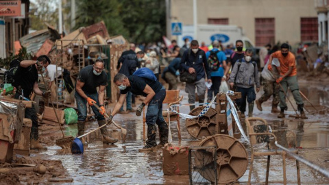  Continúan este domingo 3/11/24 por quinto día consecutivo las labores de limpieza y desescombro en Paiporta, València, uno de los municipios gravemente afectados por el paso de la DANA el pasado martes, 29 de octubre. EFE/Biel Aliño