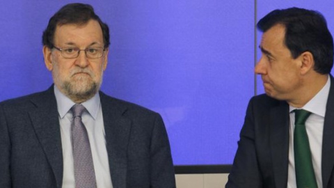 El presidente del Gobierno, Mariano Rajoy, junto al número tres del PP, Fernando Martínez-Maillo, en una imagen de archivo. EFE