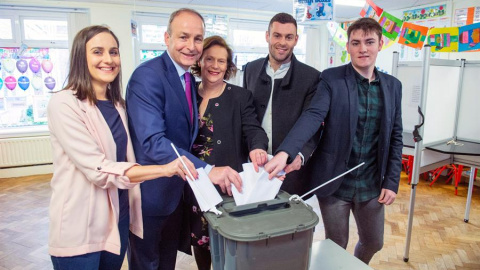 08/02/2020.- El líder del opositor Fianna Fail, Micheal Martin (2-izq), su esposa Mary O'Shea (c) y sus hijos Aoibhe (izq), Micheal (2-dcha) y Cillian (dcha) depositan sus votos en un colegio electoral en Cork (Irlanda), este sábado, durante la celebrac