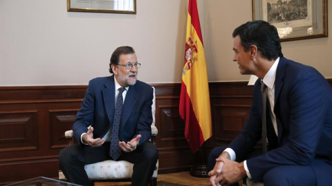 Sánchez y Rajoy durante su reunión.- REUTERS