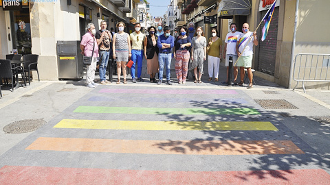 El consellerde treball, Afers Socials i Famílies, Chakir el Homrani, davant un dels passos de vianants pintats a Sitges amb els colors de l'Arc de Sant Martí.