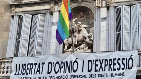 La bandera de l'Arc de Sant Martí penjada a la façana del Palau de la Generalitat.