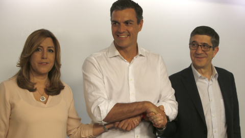 pedro Sánchez, nuevo Secretario General del PSOE, junto a sus rivales, Susana Díaz y PatxI López.EFE/Javier Lizón