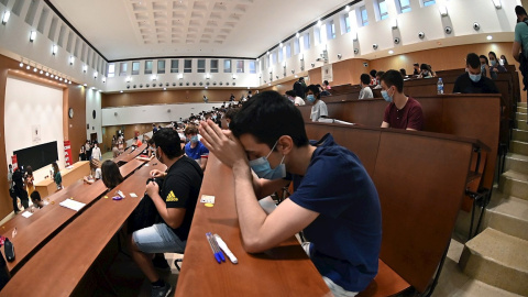 06/07/2020.- Un estudiante se concentra antes de comenzar los exámenes de acceso a la Universidad (EBAU) en el aula magna de la Facultad de Físicas de la Complutense en Madrid. EFE/ Fernando Villar