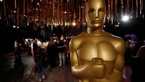 Una estatua de Oscar en una fiesta previa a la ceremonia de los premios de Hollywood. /REUTERS