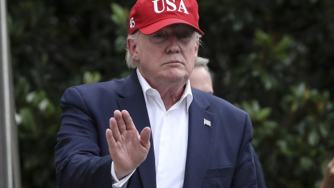 El presidente de EEUU, Donald Trump, saluda a los periodistas a su llegada a la Casa Blanca tras su reciente gira por Europa. EFE/EPA/OLIVER CONTRERAS