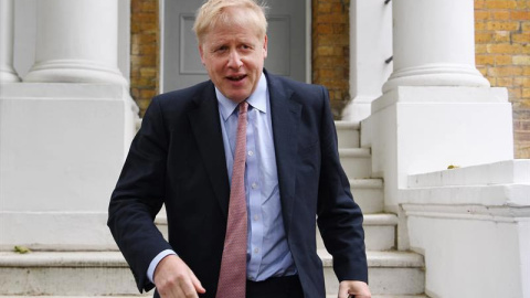 Boris Johnson sale de su residencia en Londres. (ANDY RAIN | EFE)