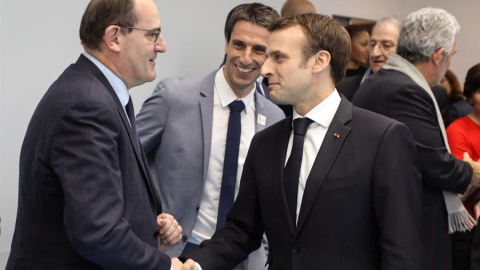 El presidente francés Emmanuel Macron (R) se da la mano con nuevo Primer Ministro Francés, Jean Castex (L). EFE/EPA/LUDOVIC MARIN / POOL MAXPPP OUT