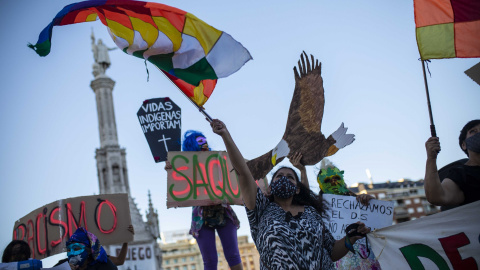 Activistas antirracistas piden la retirada de la estatua de Colón en Madrid.- JAIRO VARGAS