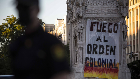 La pancarta desplegada en la estatua de Colón de Madrid por activistas antirracistas.- JAIRO VARGAS