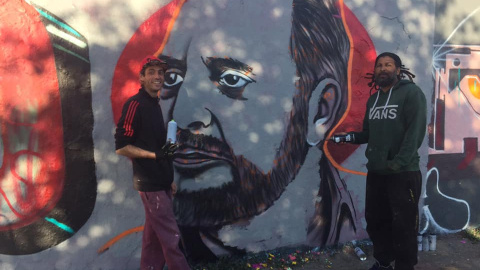 Julio Achútegui (izquierda) y Jesús Cruz Artiles (derecha) realizando el mural en homenaje a Julio Anguita en Berlín. / Facebook Eme Street Art