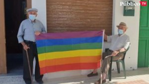 Un pueblo lleno de banderas LGTBI para combatir la homofobia de tres vecinos