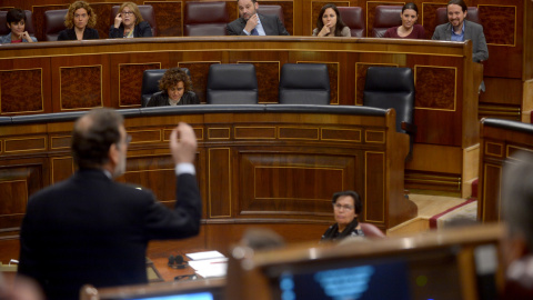 El presidente del Gobierno, Mariano Rajoy, responde a una pregunta del líder de Podemos, Pablo Iglesias, durante una sesión de control en el Pleno del Congreso de los Diputados.