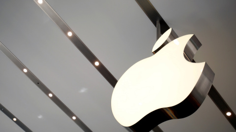 El logo de Apple en una tienda de la compañía estadounidense en Tokyo. REUTERS/Yuya Shino