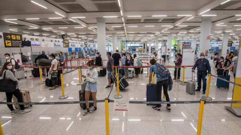 GRAF7750. PALMA DE MALLORCA, 08/06/2020.- Varios viajeros esperan para acceder a los mostradores de facturación en el aeropuerto de Palma de Mallorca este lunes, primer día en fase 3 que elimina restricciones el transporte aéreo y marítimo regular com