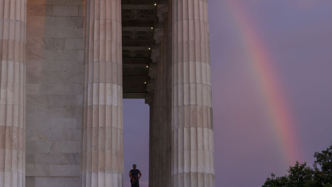 Un arcoíris sobre el monumento a Lincoln, en Washington, EEUU.- REUTERS