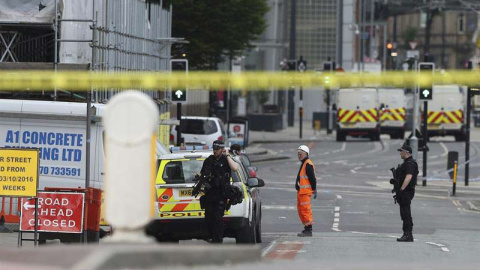 Policías patrullan los alrededores del Manchester Arena horas después del atentado que dejó 22 muertos. | EFE