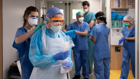 Professionals sanitaris es protegeixen abans d'estar en contacte amb un malalt de coronavirus a l'Hospital Clínic. Francisco Avia / Hospital Clínic de Barcelona