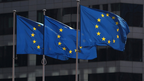 Banderas de la UE en el exterior de la sede de la Comisión Europea, en Bruselas. REUTERS/Yves Herman