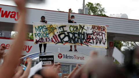 Los manifestantes se reúnen en la escena donde George Floyd, un hombre negro desarmado, fue inmovilizado por un oficial de policía arrodillado sobre su cuello antes de morir en un hospital en Minneapolis. REUTERS / Eric Miller