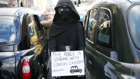 Un taxista londinense se disfraza de Darth Vader, un personaje de Star Wars durante una protesta contra Uber en Whitehall en el centro de Londres, Gran Bretaña 10 de febrero de 2016. REUTERS / Stefan Wermuth