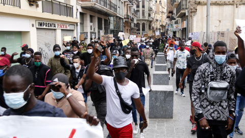 Manifestants que han participat a la manifestació que s'ha fet a Lleida per denunciar el racisme i en memòria de George Floyd, el 7 de juny de 2020. ACN/Anna Berga