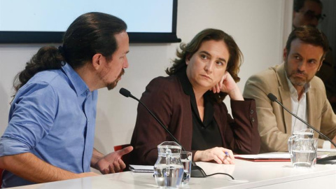 Pablo Iglesias, Ada Colau i Jaume Asens en la presentació de la proposta dels Comuns. EFE / QUIQUE GARCÍA