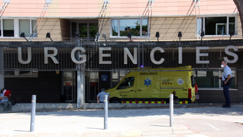 L'entrada de l'edifici d'Urgències de l'Hospital Arnau de Vilanova de Lleida en el moment de l'arribada d'una ambulància. Albert Lijarcio | ACN