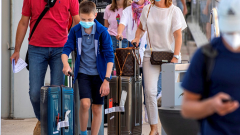 Una familia de turistas llega al Aeropuerto de Palma de Mallorca. EFE/ Cati Cladera