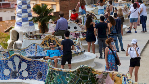 Varios visitantes en el parque Güell de Barcelona este sábado. EFE/Alejandro García