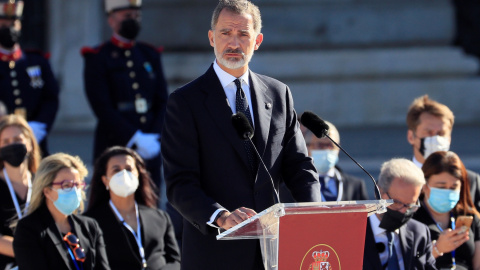 El rey Felipe VI durante su intervención en el homenaje de Estado a las víctimas de la pandemia de coronavirus y a los colectivos que le han hecho frente en primera línea en el Patio de la Armería en Madrid este jueves. EFE/ Fernando Alvarado POOL