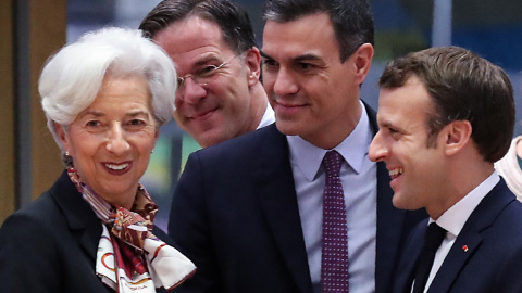 La presidenta del BCE, Christine Lagarde, el primer ministro de Holanda, Mark Rutte, el presidente del Gobierno español, Pedro Sanchez, y el presidente francés Emmanuel Macron, antes del comienzo de la cumbre de la UE, en Bruselas, del pasado diciembre.