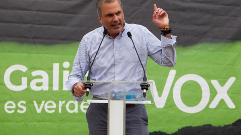 27/06/2020.- El secretario general de Vox y diputado en el Congreso, Javier Ortega Smith, participa este sábado en un mitin en la Alameda de Pontevedra de cara a los comicios en Galicia. EFE/ Salvador Sas