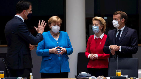 Mark Rutte, Angela Merkel, Ursula von der Leyen y  Emmanuel Macron, reunidos en Bruselas. EFE.