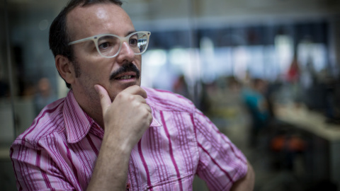 Bernardo Gutiérrez, autor de 'Pasado Mañana', durante la entrevista con Público. JAIRO VARGAS