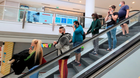 Varias personas en el centro comercial La Vaguada, en Madrid. EFE/Fernando Alvarado/Archivo