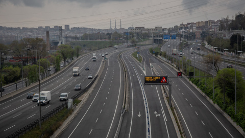 Autopista propera a Barcelona gairebé buida durant el confinament. EUROPA PRESS / DAVID ZORRAKINO