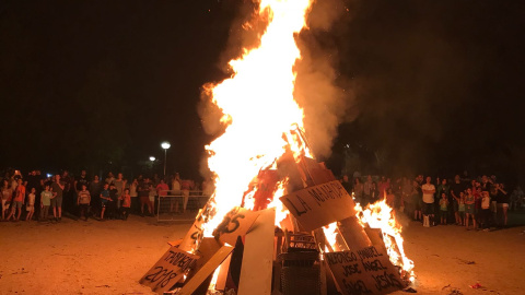 Foguera de Sant Joan organitzada pel col·lectiu La Xemeneia de cultura popular.