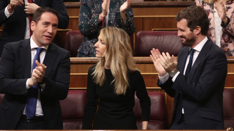 El presdidente del PP, Pablo Casado, el secretario general, Teodoro Garcia Egea, y el resto de los diputados del grupo aplauden a la portavoz en el Congreso, Cayetana Álvarez de Toledo, tras su intervención en la primera sesión de control al Gobierno e