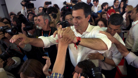 Pedro Sánchez celebra la victoria en las primarias del PSOE con los militantes del partido. REUTERS/Sergio Pérez