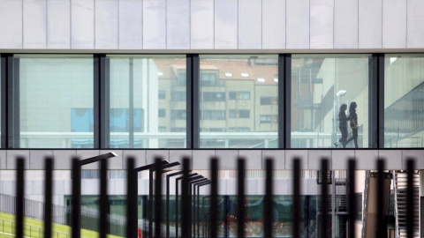 Dos trabajadoras de Inditex en la sede central de la empresa, que ha puesto en marcha el teletrabajo en algunos departamentos. EFE/Cabalar