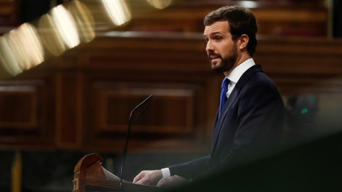 El líder del PP, Pablo Casado durante su intervención en el pleno extraordinario para explicar la declaración del estado de alarma y las medidas para paliar las consecuencias de la pandemia provocada por el coronavirus. EFE/Mariscal POOL