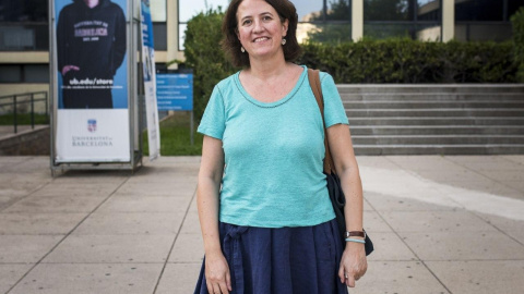 La presidenta de l'ANC, Elisenda Paluzie, a l'entrada de la facultat d'Economia de la UB. MIGUEL VELASCO ALMENDRAL.