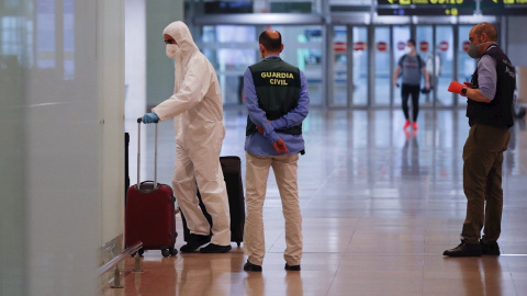 12/05/2020 - Viajeros procedentes de Amsterdam (Holanda) a su llegada al aeropuerto de El Prat (Barcelona) el pasado martes. / EFE - ALEJANDRO GARCÍA