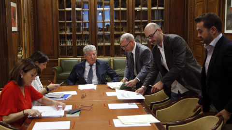 Vista de la reunión de la Mesa de la Comisión de investigación sobre la presunta financiación irregular del Partido Popular, en el Congreso de los Diputados. EFE/Chema Moya