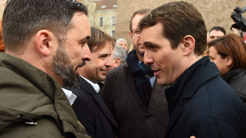 El presidente de VOX, Santiago Abascal, con el del PP, Pablo Casado, tras finalizar la concentración convocada en la plaza de Colón de Madrid contra el Gobierno de Pedro Sánchez. EFE/Fernando Villar