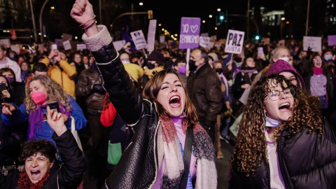 Un grupo de personas participa en una manifestación por el 8M, Día Internacional de la Mujer, desde la plaza de Atocha hasta la de Colón, a 8 de marzo de 2022, en Madrid (España). -Carlos Luján / Europa Press